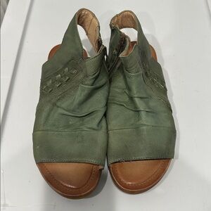 Miz Mooz women’s gladiator Green Leather Zipper  ankle Sandals Shoes 9.5 wide